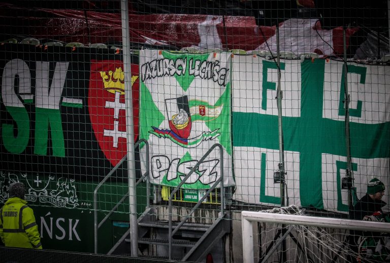 Ultras Lechia Gdansk tonen gruwelij spandoek tijden historisch weekend