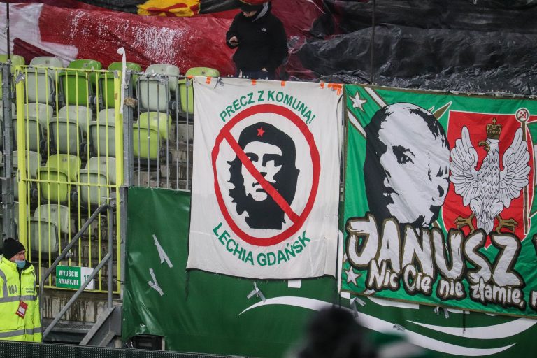 Ultras Lechia Gdansk tonen gruwelij spandoek tijden historisch weekend