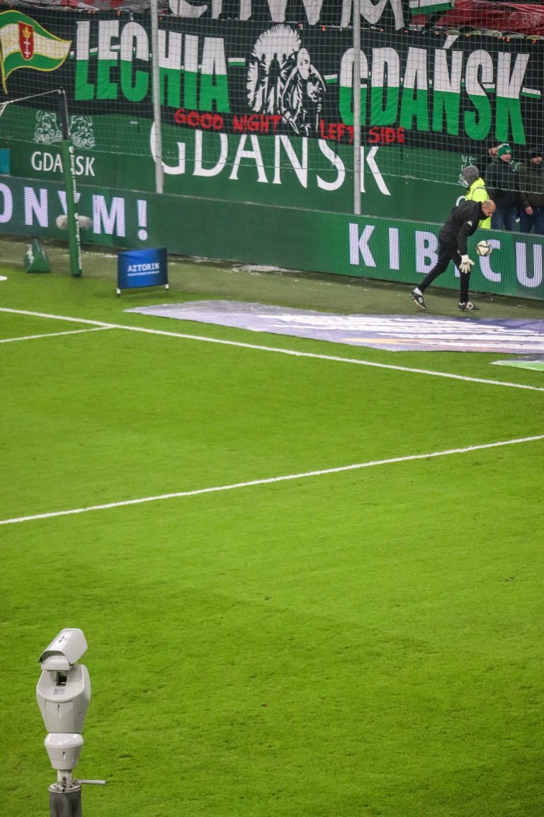 Ultras Lechia Gdansk tonen gruwelij spandoek tijden historisch weekend