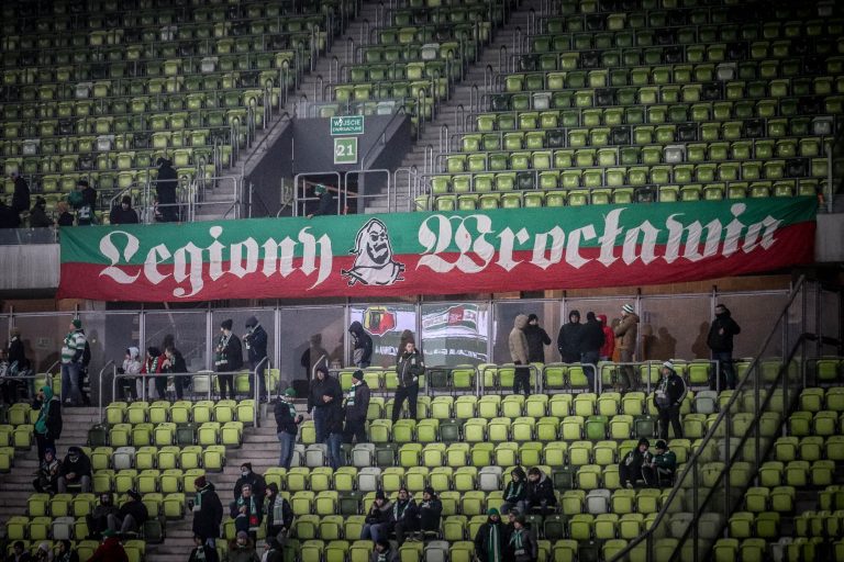 Ultras Lechia Gdansk tonen gruwelij spandoek tijden historisch weekend