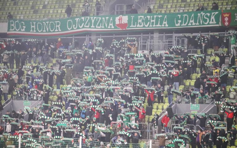 Ultras Lechia Gdansk tonen gruwelij spandoek tijden historisch weekend