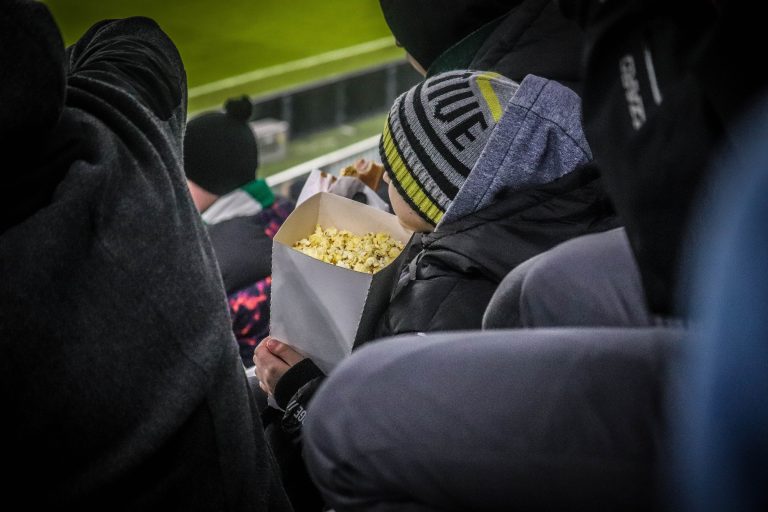 Ultras Lechia Gdansk tonen gruwelij spandoek tijden historisch weekend