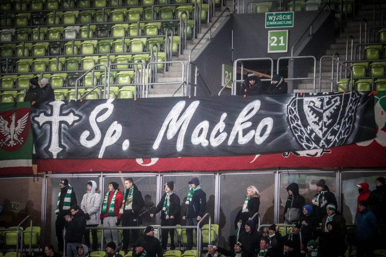Ultras Lechia Gdansk tonen gruwelij spandoek tijden historisch weekend
