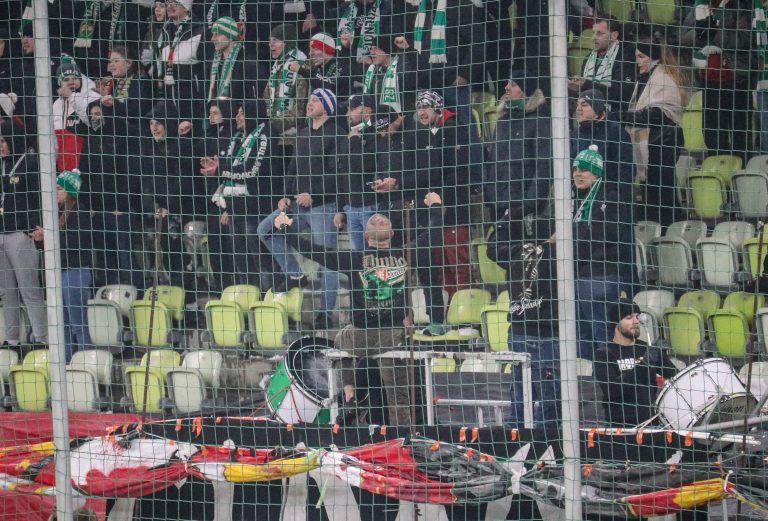 Ultras Lechia Gdansk tonen gruwelij spandoek tijden historisch weekend