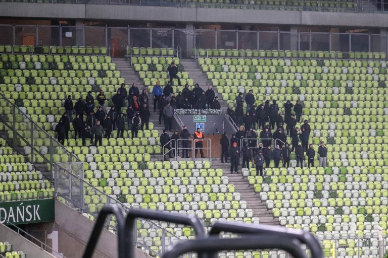 Ultras Lechia Gdansk tonen gruwelij spandoek tijden historisch weekend