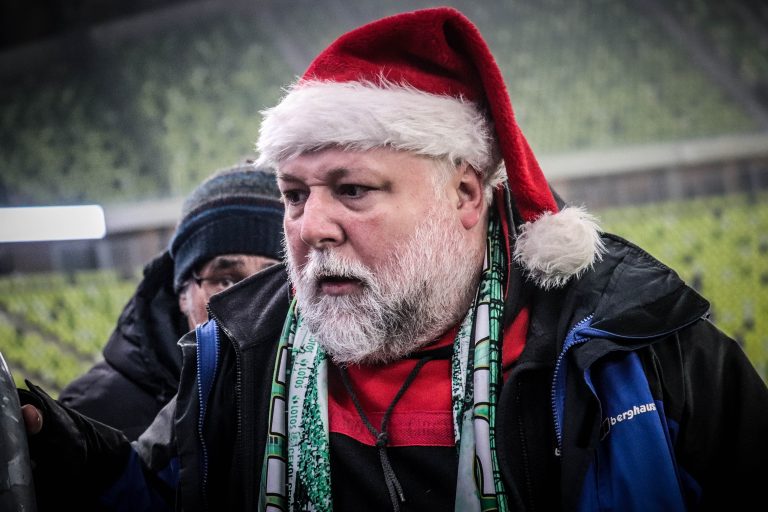 Ultras Lechia Gdansk tonen gruwelij spandoek tijden historisch weekend