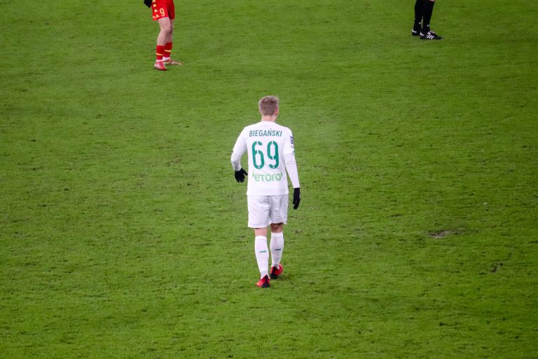 Ultras Lechia Gdansk tonen gruwelij spandoek tijden historisch weekend