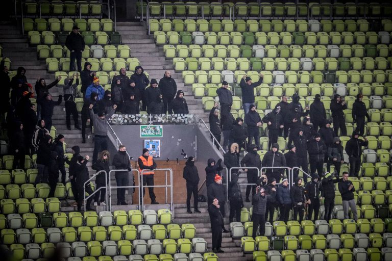 Ultras Lechia Gdansk tonen gruwelij spandoek tijden historisch weekend