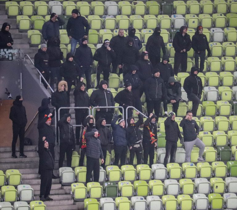 Ultras Lechia Gdansk tonen gruwelij spandoek tijden historisch weekend