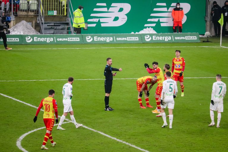 Ultras Lechia Gdansk tonen gruwelij spandoek tijden historisch weekend