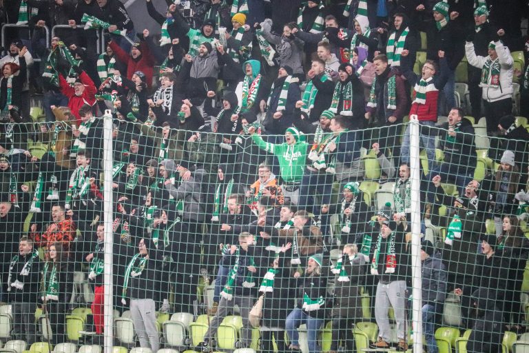 Ultras Lechia Gdansk tonen gruwelij spandoek tijden historisch weekend