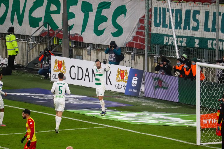 Ultras Lechia Gdansk tonen gruwelij spandoek tijden historisch weekend