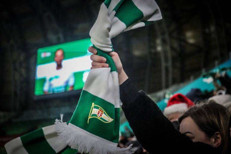Ultras Lechia Gdansk tonen gruwelij spandoek tijden historisch weekend