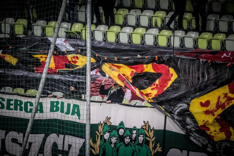 Ultras Lechia Gdansk tonen gruwelij spandoek tijden historisch weekend
