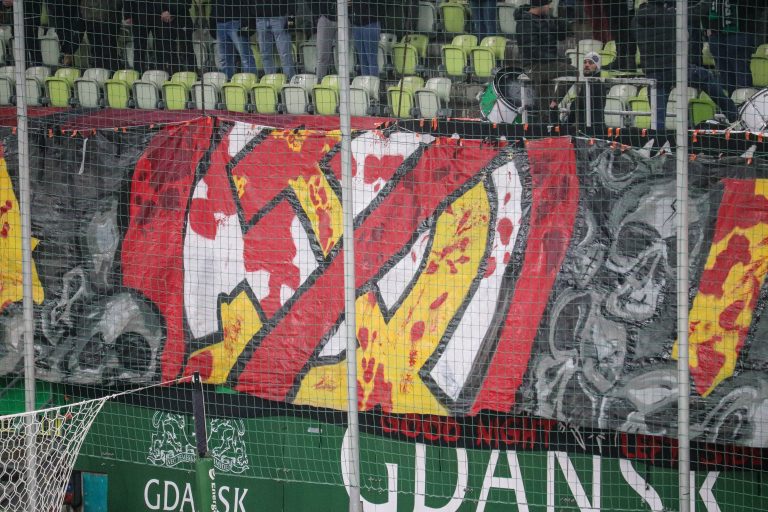Ultras Lechia Gdansk tonen gruwelij spandoek tijden historisch weekend