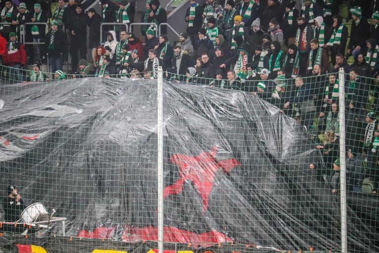 Ultras Lechia Gdansk tonen gruwelij spandoek tijden historisch weekend