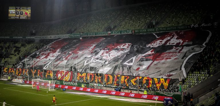 Ultras Lechia Gdansk tonen gruwelij spandoek tijden historisch weekend