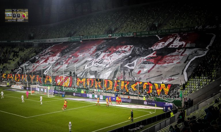 Ultras Lechia Gdansk tonen gruwelij spandoek tijden historisch weekend