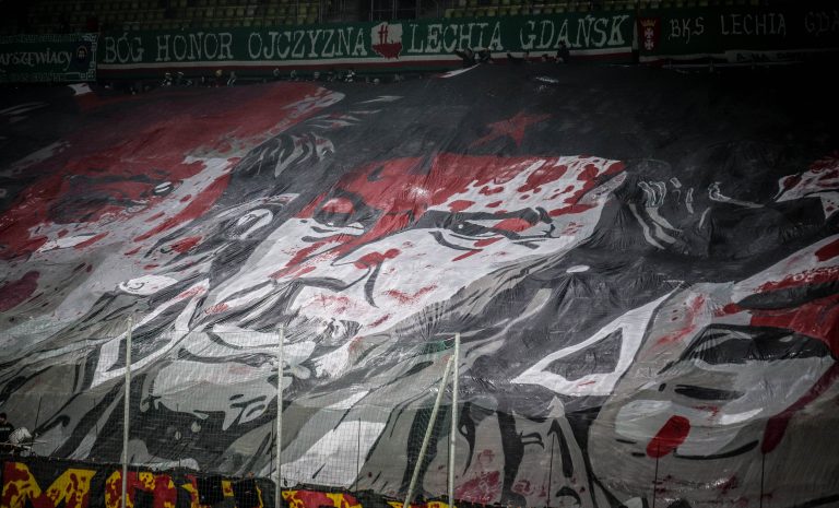 Ultras Lechia Gdansk tonen gruwelij spandoek tijden historisch weekend