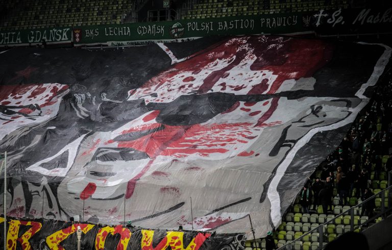 Ultras Lechia Gdansk tonen gruwelij spandoek tijden historisch weekend