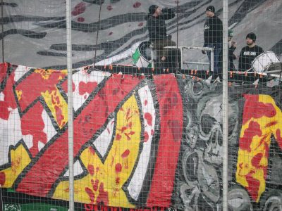 Ultras Lechia Gdansk tonen gruwelij spandoek tijden historisch weekend