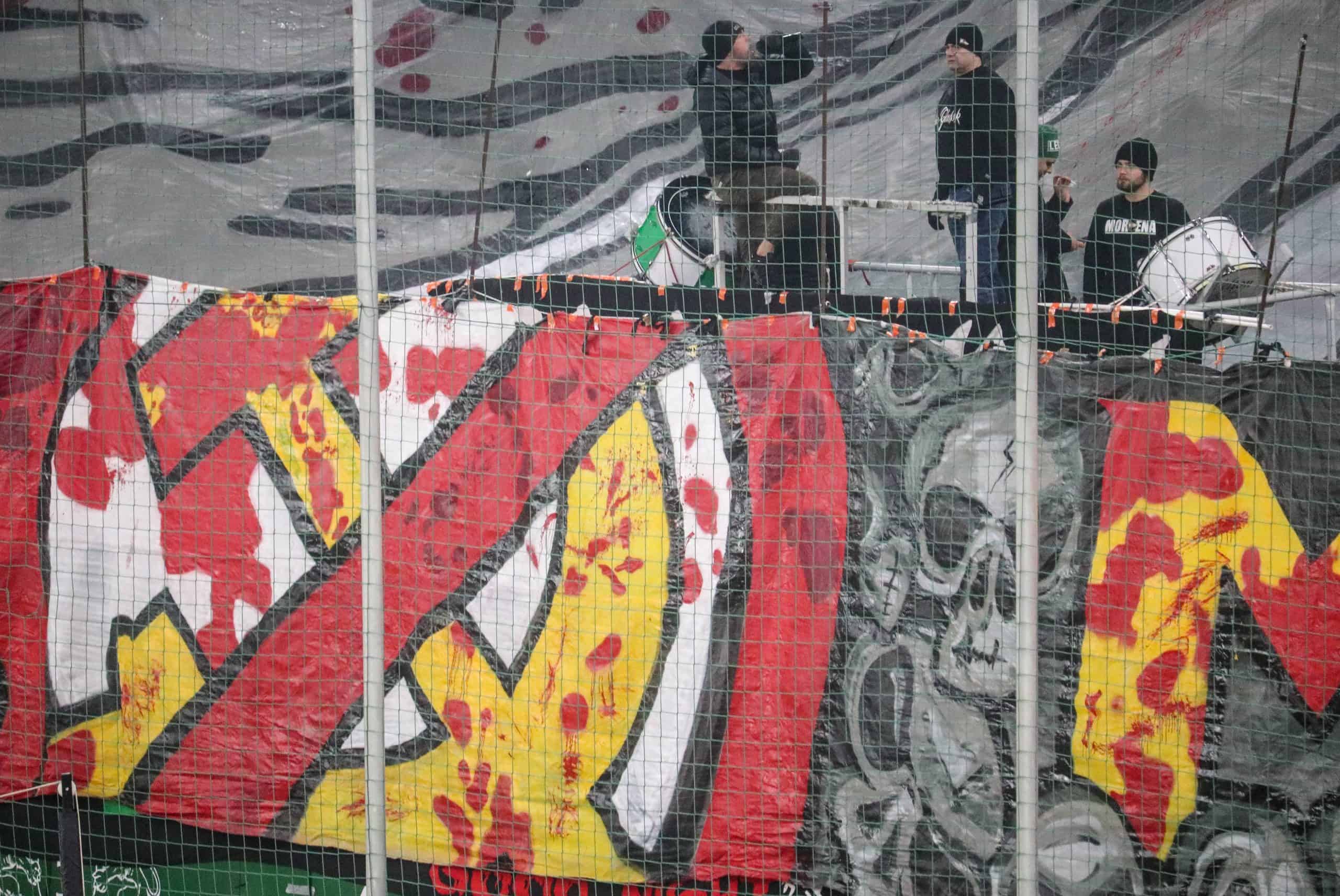 Ultras Lechia Gdansk tonen gruwelij spandoek tijden historisch weekend