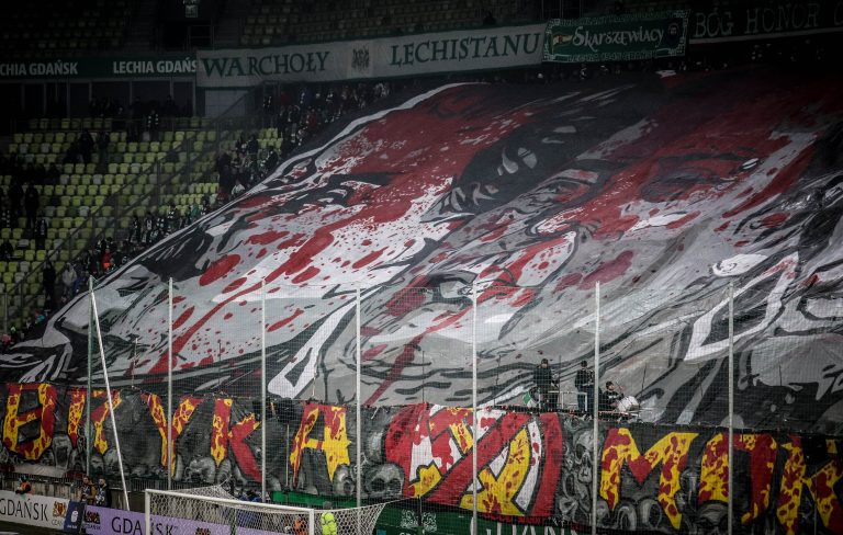 Ultras Lechia Gdansk tonen gruwelij spandoek tijden historisch weekend