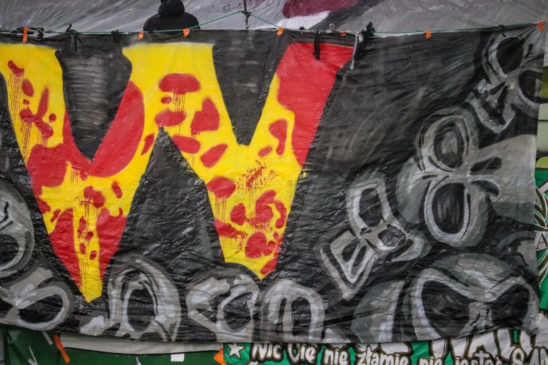 Ultras Lechia Gdansk tonen gruwelij spandoek tijden historisch weekend
