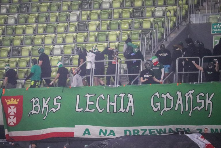 Ultras Lechia Gdansk tonen gruwelij spandoek tijden historisch weekend