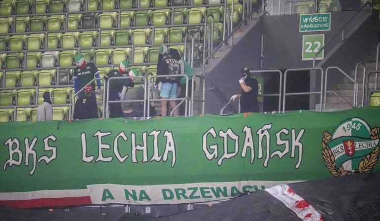 Ultras Lechia Gdansk tonen gruwelij spandoek tijden historisch weekend