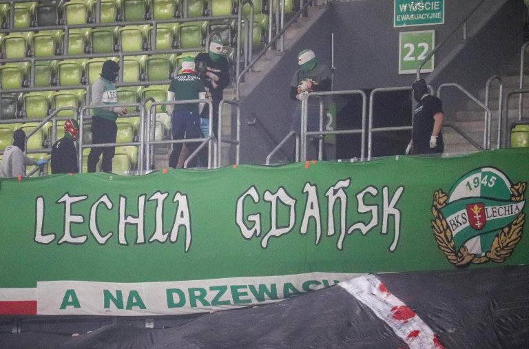 Ultras Lechia Gdansk tonen gruwelij spandoek tijden historisch weekend