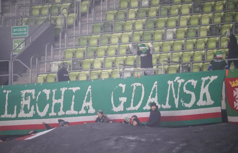 Ultras Lechia Gdansk tonen gruwelij spandoek tijden historisch weekend