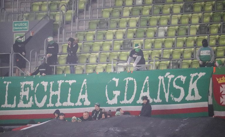 Ultras Lechia Gdansk tonen gruwelij spandoek tijden historisch weekend