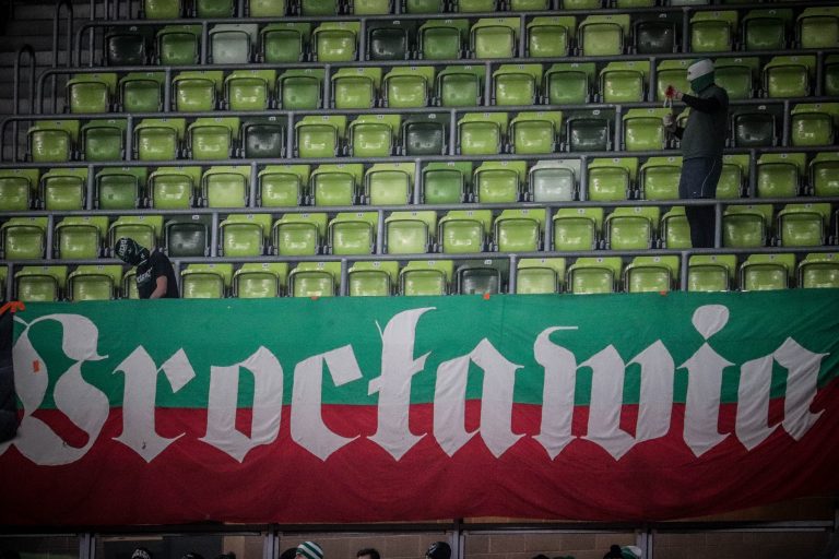 Ultras Lechia Gdansk tonen gruwelij spandoek tijden historisch weekend