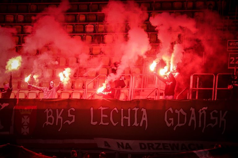 Ultras Lechia Gdansk tonen gruwelij spandoek tijden historisch weekend