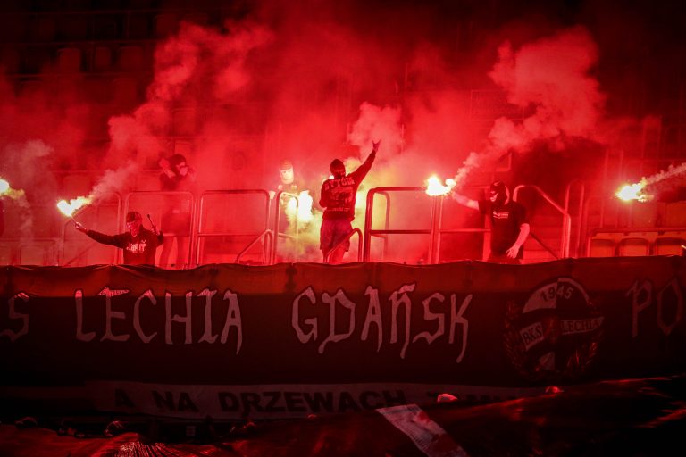 Ultras Lechia Gdansk tonen gruwelij spandoek tijden historisch weekend