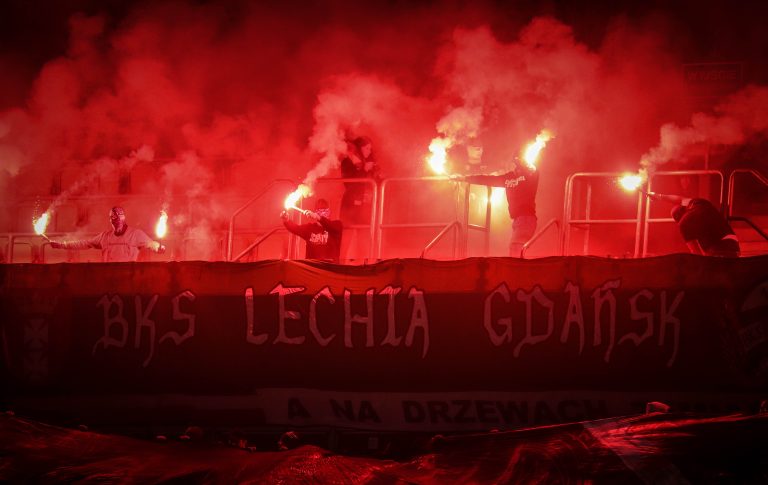 Ultras Lechia Gdansk tonen gruwelij spandoek tijden historisch weekend