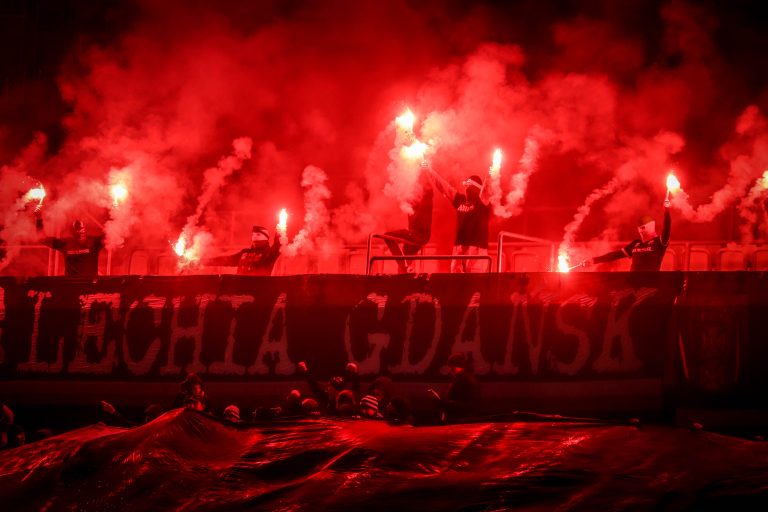 Ultras Lechia Gdansk tonen gruwelij spandoek tijden historisch weekend