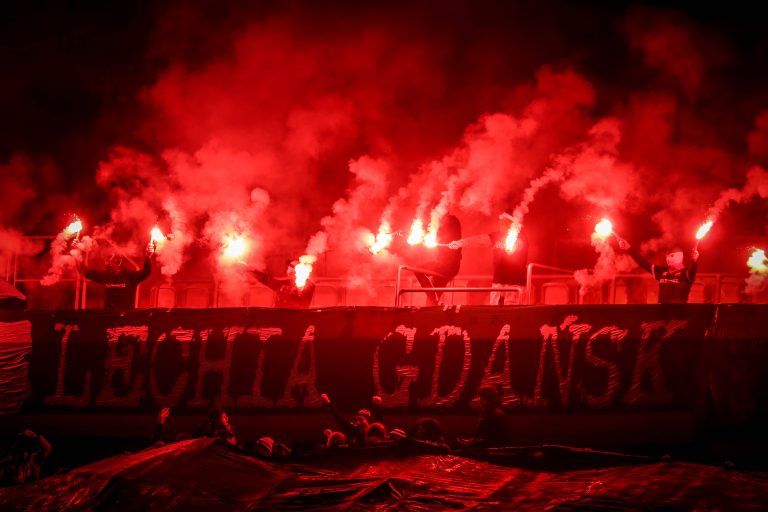Ultras Lechia Gdansk tonen gruwelij spandoek tijden historisch weekend