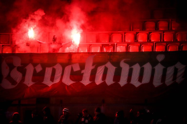Ultras Lechia Gdansk tonen gruwelij spandoek tijden historisch weekend