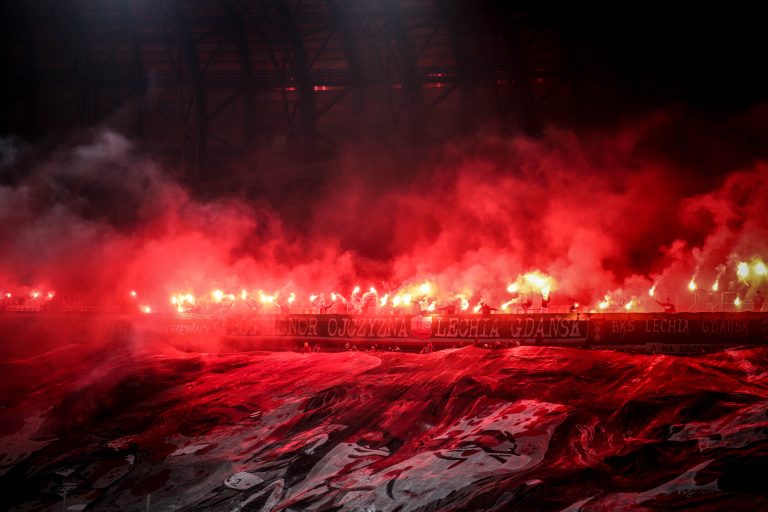 Ultras Lechia Gdansk tonen gruwelij spandoek tijden historisch weekend