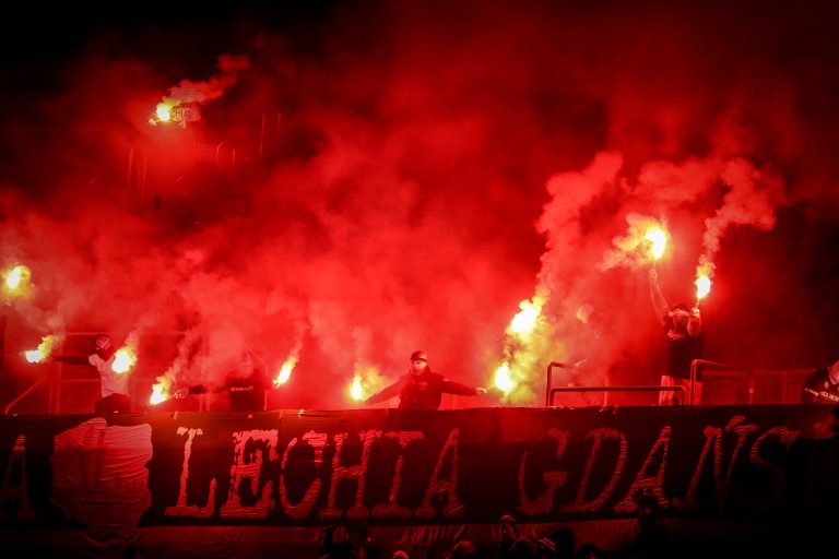 Ultras Lechia Gdansk tonen gruwelij spandoek tijden historisch weekend