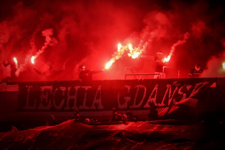 Ultras Lechia Gdansk tonen gruwelij spandoek tijden historisch weekend