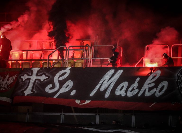 Ultras Lechia Gdansk tonen gruwelij spandoek tijden historisch weekend