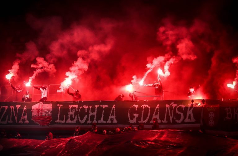 Ultras Lechia Gdansk tonen gruwelij spandoek tijden historisch weekend