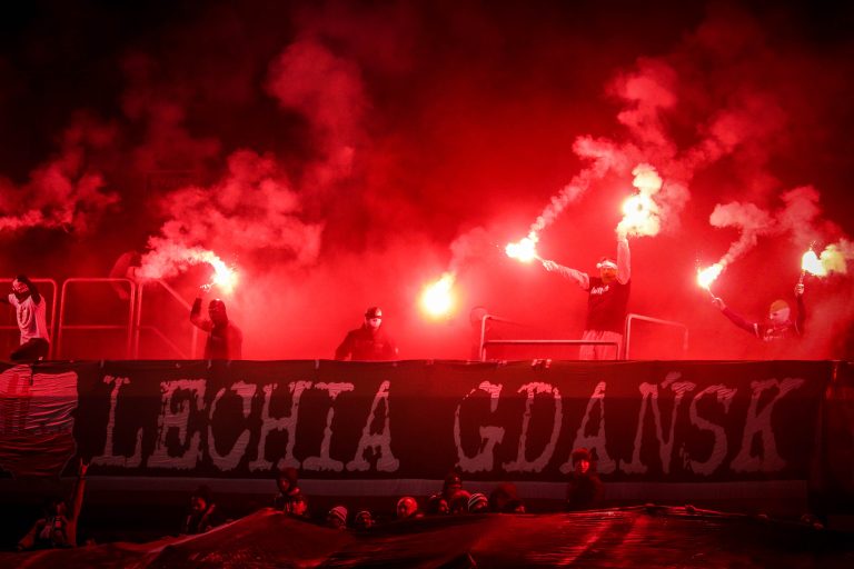 Ultras Lechia Gdansk tonen gruwelij spandoek tijden historisch weekend