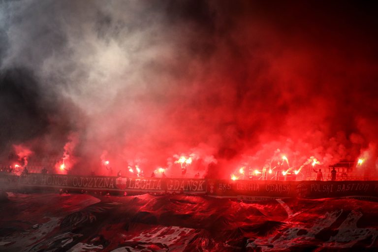 Ultras Lechia Gdansk tonen gruwelij spandoek tijden historisch weekend