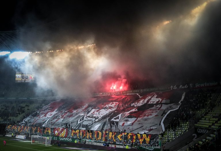 Ultras Lechia Gdansk tonen gruwelij spandoek tijden historisch weekend