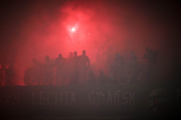 Ultras Lechia Gdansk tonen gruwelij spandoek tijden historisch weekend