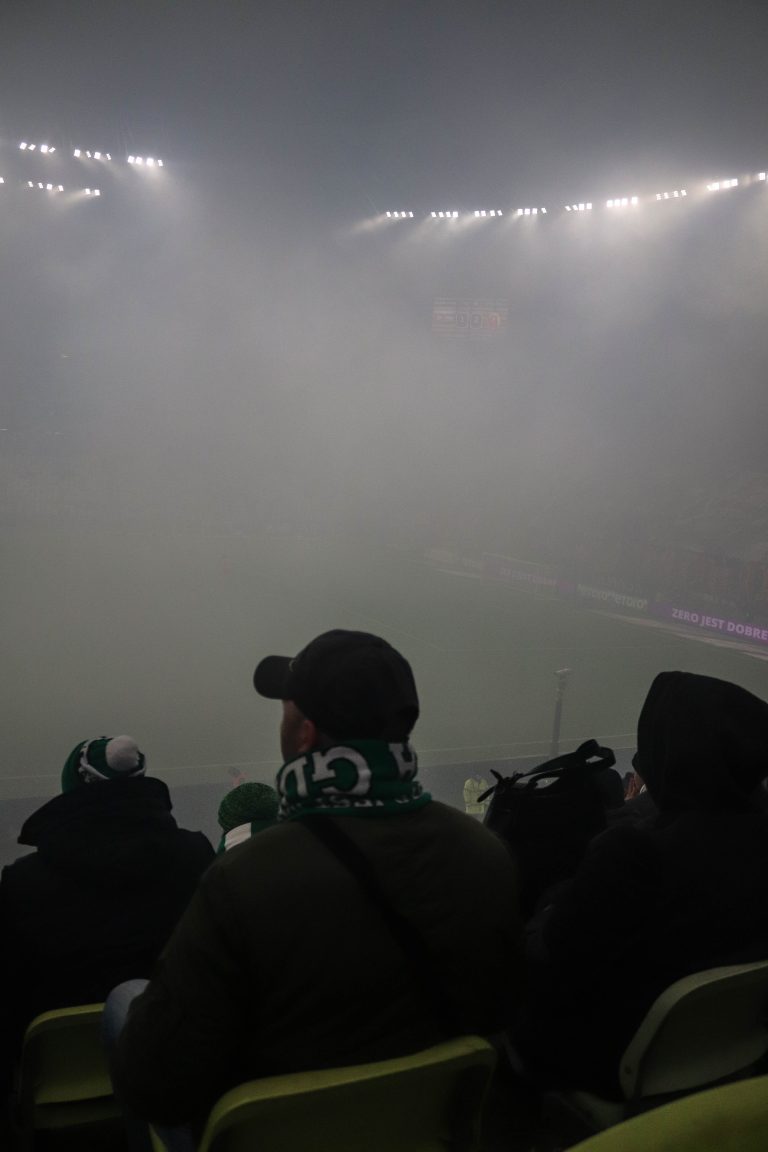 Ultras Lechia Gdansk tonen gruwelij spandoek tijden historisch weekend